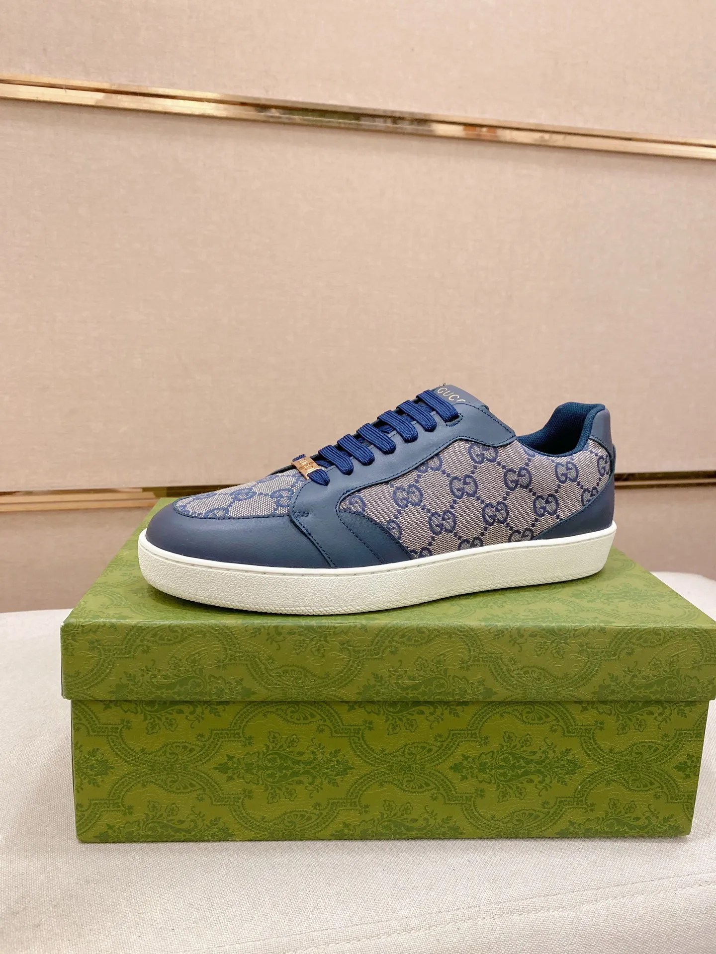 Men's shoes💰 440💰The new GUCCI (Gucci) counters are launched simultaneously. The new men's shoes, 😘fabrics are selected from imported cowhide, and the lining is sheepskin lining. 👍🏿 High-end ☄️ air-cushion molded anti-slip rubber outsole, exquisite lines, simple and elegant, comfortable and high-end for leisure travel. Code number: 38 to 44 (45 can be customized and cannot be returned or exchanged)